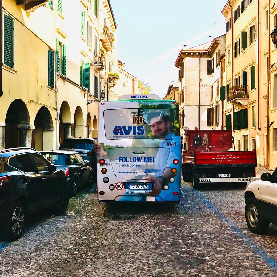 pubblicità Avis "follow me" su retro autobus